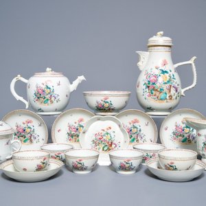 Een Chinees famille rose 18-delig theeservies met fruitmanden en bloemen, Qianlong — foto 1