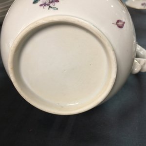 Een Chinees famille rose 18-delig theeservies met fruitmanden en bloemen, Qianlong — foto 11
