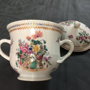 Een Chinees famille rose 18-delig theeservies met fruitmanden en bloemen, Qianlong — foto 18