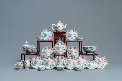 Een Chinees famille rose 27-delig theeservies met landschapsdecor, Yongzheng/Qianlong