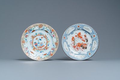 Een Chinees famille rose 'antiquiteiten' bord en een bord met een rolschildering, Yongzheng