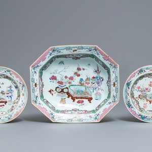 Een Chinees famille rose bassin en een paar borden met decor van kostbaarheden, Qianlong — foto 1