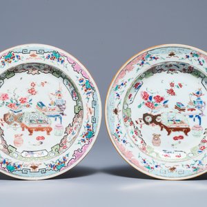 Een Chinees famille rose bassin en een paar borden met decor van kostbaarheden, Qianlong — foto 2