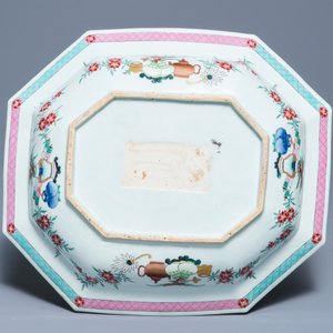 Een Chinees famille rose bassin en een paar borden met decor van kostbaarheden, Qianlong — foto 5