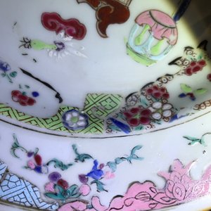 Een Chinees famille rose bassin en een paar borden met decor van kostbaarheden, Qianlong — foto 8