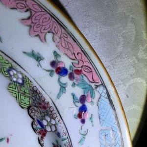 Een Chinees famille rose bassin en een paar borden met decor van kostbaarheden, Qianlong — foto 9