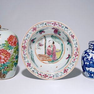 Een Chinees famille rose bassin en twee dekselpotten, 19/20e eeuw — foto 1