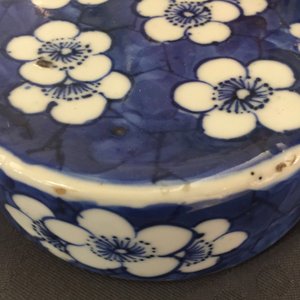 Een Chinees famille rose bassin en twee dekselpotten, 19/20e eeuw — foto 12