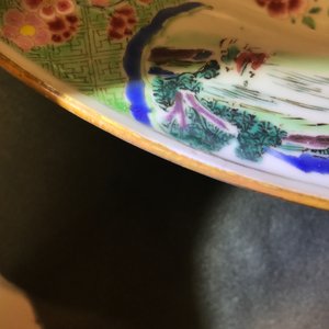 Een Chinees famille rose bassin met figuren in een tuin, Yongzheng — foto 11