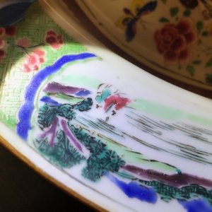 Een Chinees famille rose bassin met figuren in een tuin, Yongzheng — foto 9