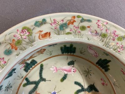 Een Chinees famille rose bassin met karpers op celadon fondkleur, 19e eeuw — foto 2