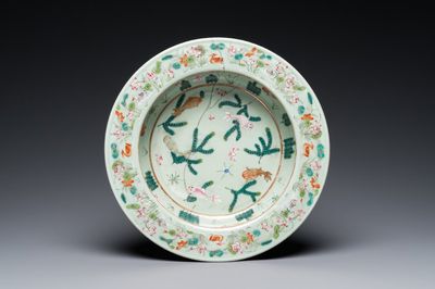 Een Chinees famille rose bassin met karpers op celadon fondkleur, 19e eeuw