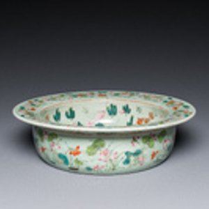 Een Chinees famille rose bassin met karpers op celadon fondkleur, 19e eeuw — foto 3