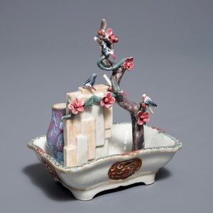 Een Chinees famille rose bassin met vogels, prunusboom en vaas, Qianlong — foto 1