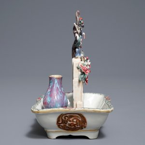 Een Chinees famille rose bassin met vogels, prunusboom en vaas, Qianlong — foto 3