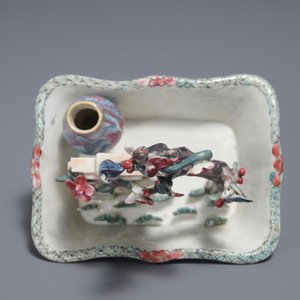 Een Chinees famille rose bassin met vogels, prunusboom en vaas, Qianlong — foto 6