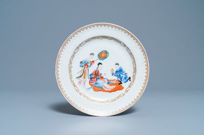 Een Chinees famille rose bord met bianco-sopra-bianco decor, Qianlong