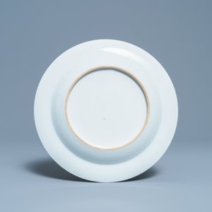 Een Chinees famille rose bord met bianco-sopra-bianco decor, Qianlong — foto 2