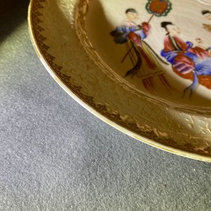 Een Chinees famille rose bord met bianco-sopra-bianco decor, Qianlong — foto 7