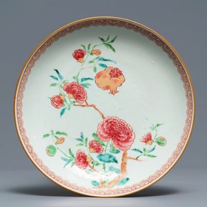Een Chinees famille rose bord met bloemen en granaatappels, Qianlong — foto 1