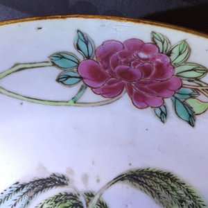 Een Chinees famille rose bord met dames in een tuin, Yongzheng, 1723-1735 — foto 3