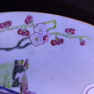 Een Chinees famille rose bord met dames in een tuin, Yongzheng, 1723-1735 — foto 4