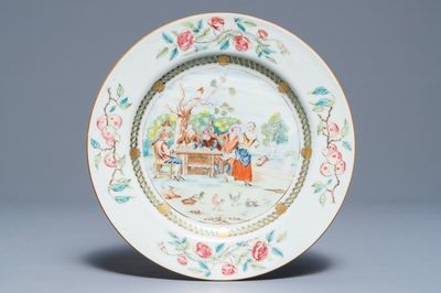 Een Chinees famille rose bord met 'De kaartspelers' naar David Teniers, Qianlong