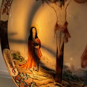 Een Chinees famille rose bord met de kruisiging, Qianlong — foto 5