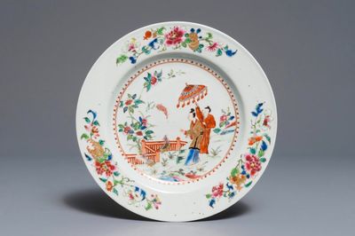 Een Chinees famille rose bord met decor in Pronk-stijl, 'De parasoldames', Qianlong