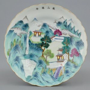 Een Chinees famille rose bord met een berglandschap, Daoguang merk, 19e eeuw — foto 1