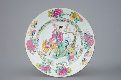 Een Chinees famille rose bord met een dame op een hert, Yongzheng, 1723-1735