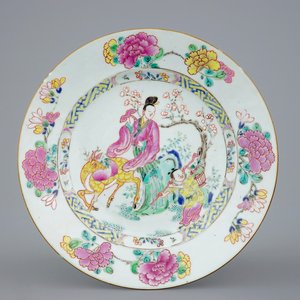 Een Chinees famille rose bord met een dame op een hert, Yongzheng, 1723-1735 — foto 1