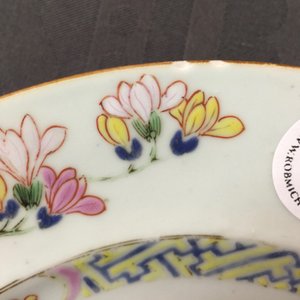 Een Chinees famille rose bord met een dame op een hert, Yongzheng, 1723-1735 — foto 4