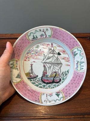 Een Chinees famille rose bord met een driemaster, Yongzheng — foto 1