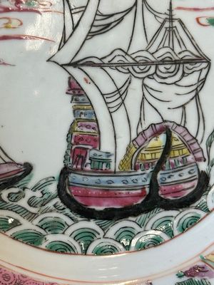 Een Chinees famille rose bord met een driemaster, Yongzheng — foto 3