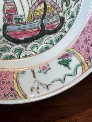 Een Chinees famille rose bord met een driemaster, Yongzheng — foto 6