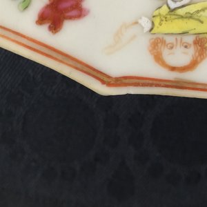 Een Chinees famille rose bord met een Europese fluitspeler, Qianlong, 18e eeuw — foto 3