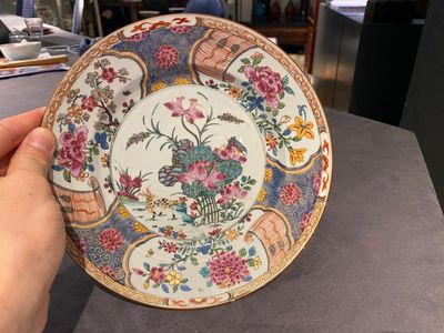 Een Chinees famille rose bord met een hert bij een lotusvijver, Yongzheng — foto 1