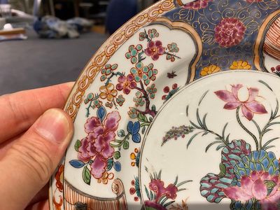 Een Chinees famille rose bord met een hert bij een lotusvijver, Yongzheng — foto 4