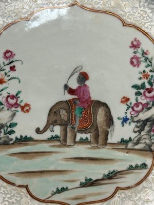 Een Chinees famille rose bord met een ruiter op olifant voor de Indische markt, Qianlong — foto 2