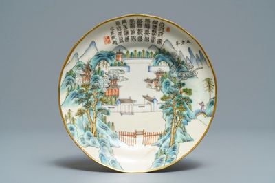 Een Chinees famille rose bord met een zicht op Jiangxi, Daoguang
