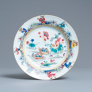 Een Chinees famille rose bord met eenden in een lotusvijver en onsterfelijken, Yongzheng — foto 1