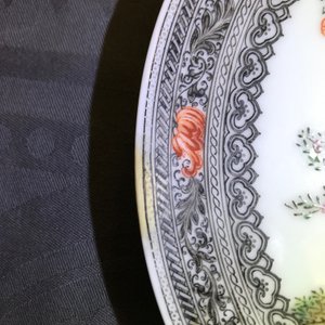 Een Chinees famille rose bord met figuren in een tuin, Republiek, 20e eeuw — foto 3