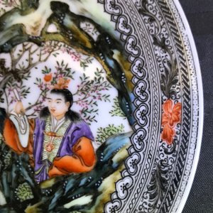 Een Chinees famille rose bord met figuren in een tuin, Republiek, 20e eeuw — foto 7