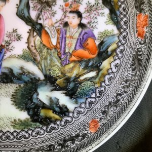 Een Chinees famille rose bord met figuren in een tuin, Republiek, 20e eeuw — foto 8