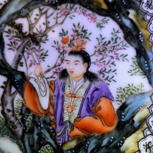 Een Chinees famille rose bord met figuren in een tuin, Republiek, 20e eeuw — foto 9