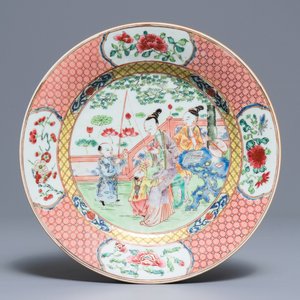 Een Chinees famille rose bord met figuren in een tuin, Yongzheng — foto 1