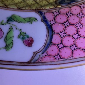 Een Chinees famille rose bord met figuren in een tuin, Yongzheng — foto 5