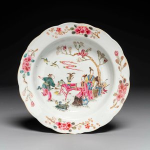 Een Chinees famille rose bord met figuren in een tuin, Yongzheng — foto 1