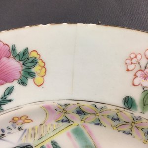 Een Chinees famille rose bord met figuren in een tuin, Yongzheng — foto 3